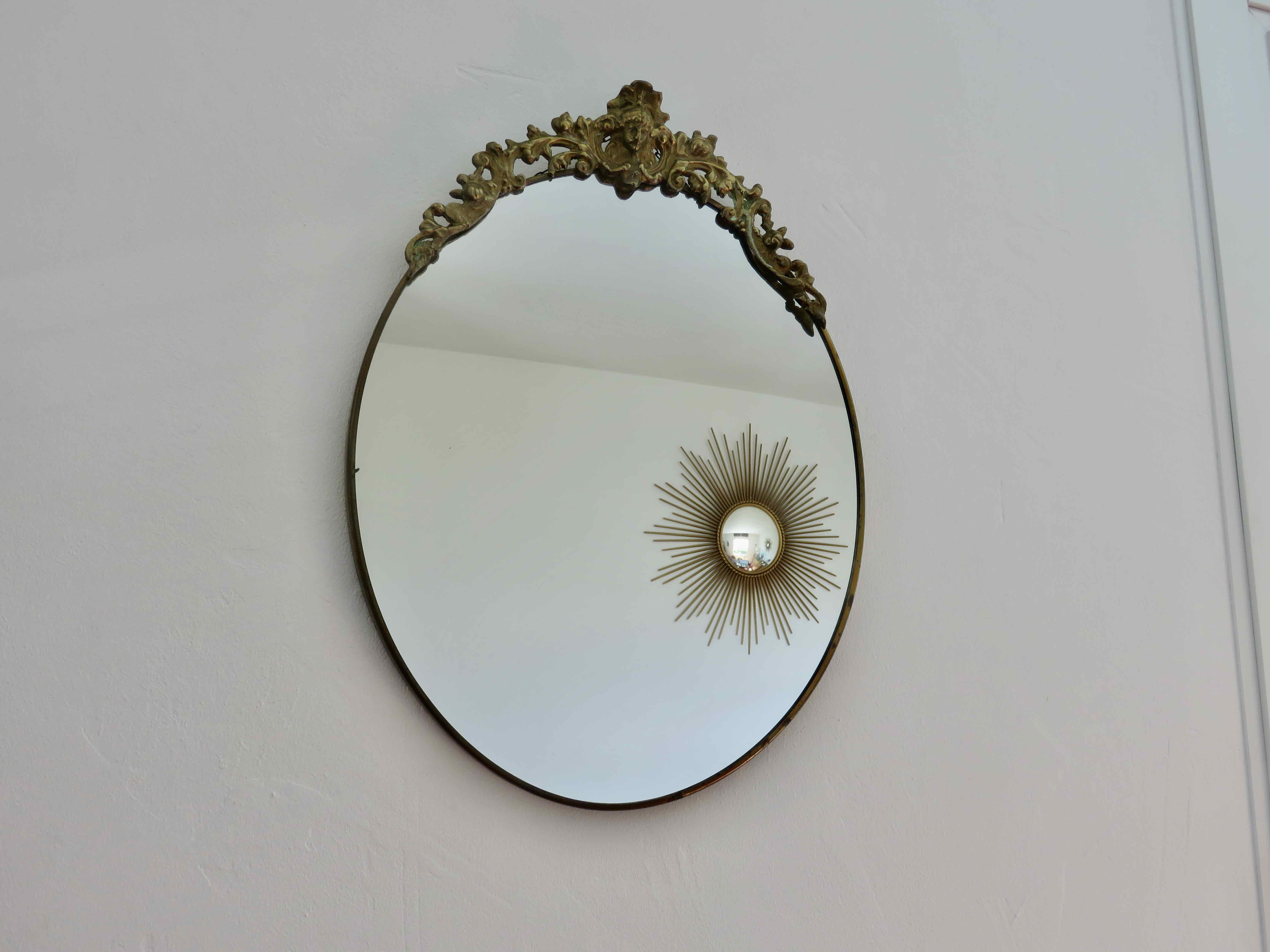 Oval mirror in gilded brass with frieze 40s 50s, 37x50 cm