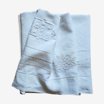 Drap ancien brodé en lin