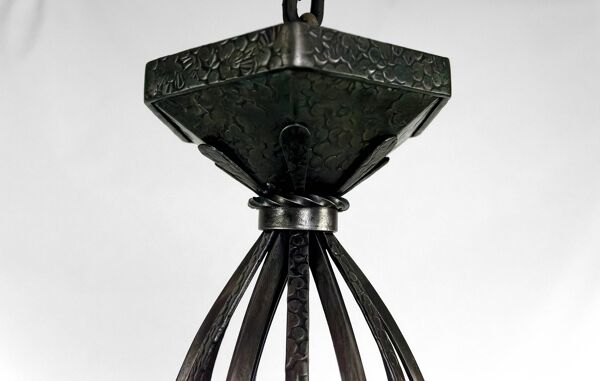 Important lustre en fer forgé, Art Deco Gothique, France, Circa 1920