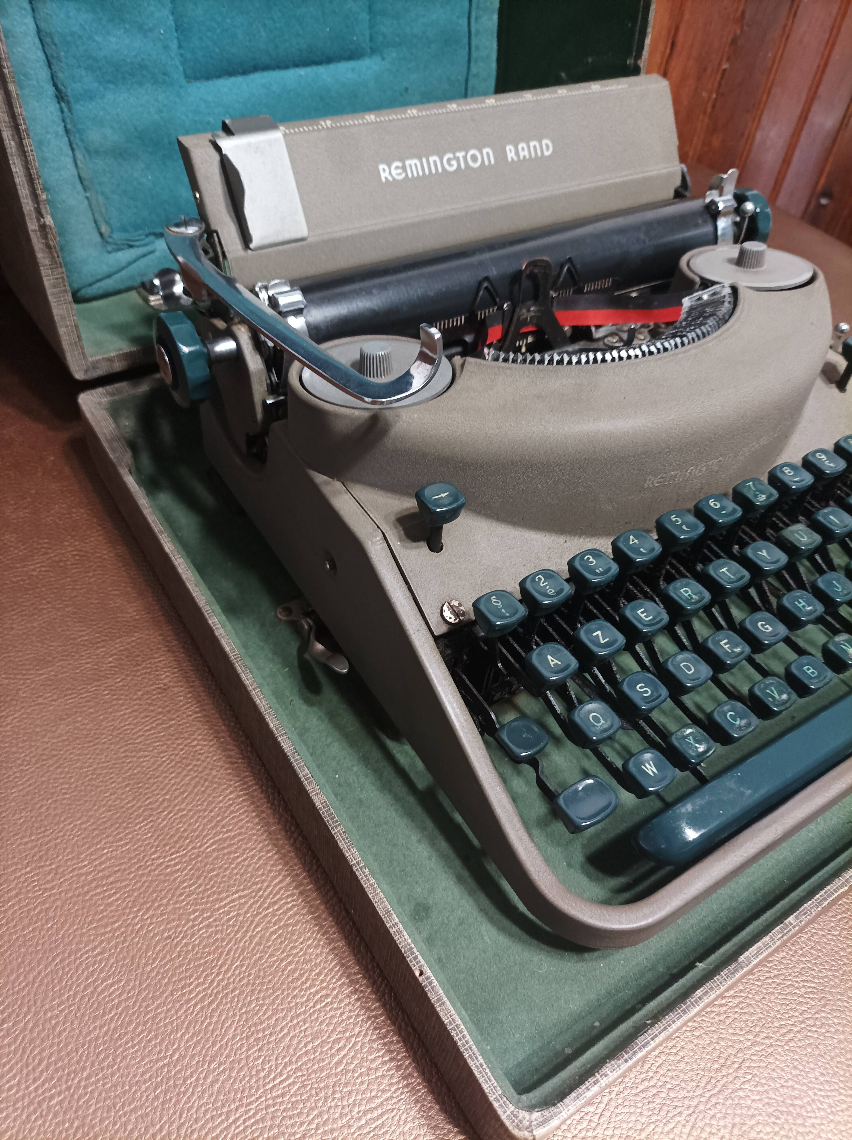 Remington noiseless army green typewriter made in france 50s
