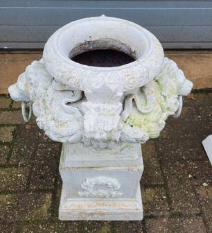 Vases anciens en fonte orné d'une tête de lion et de fleurs