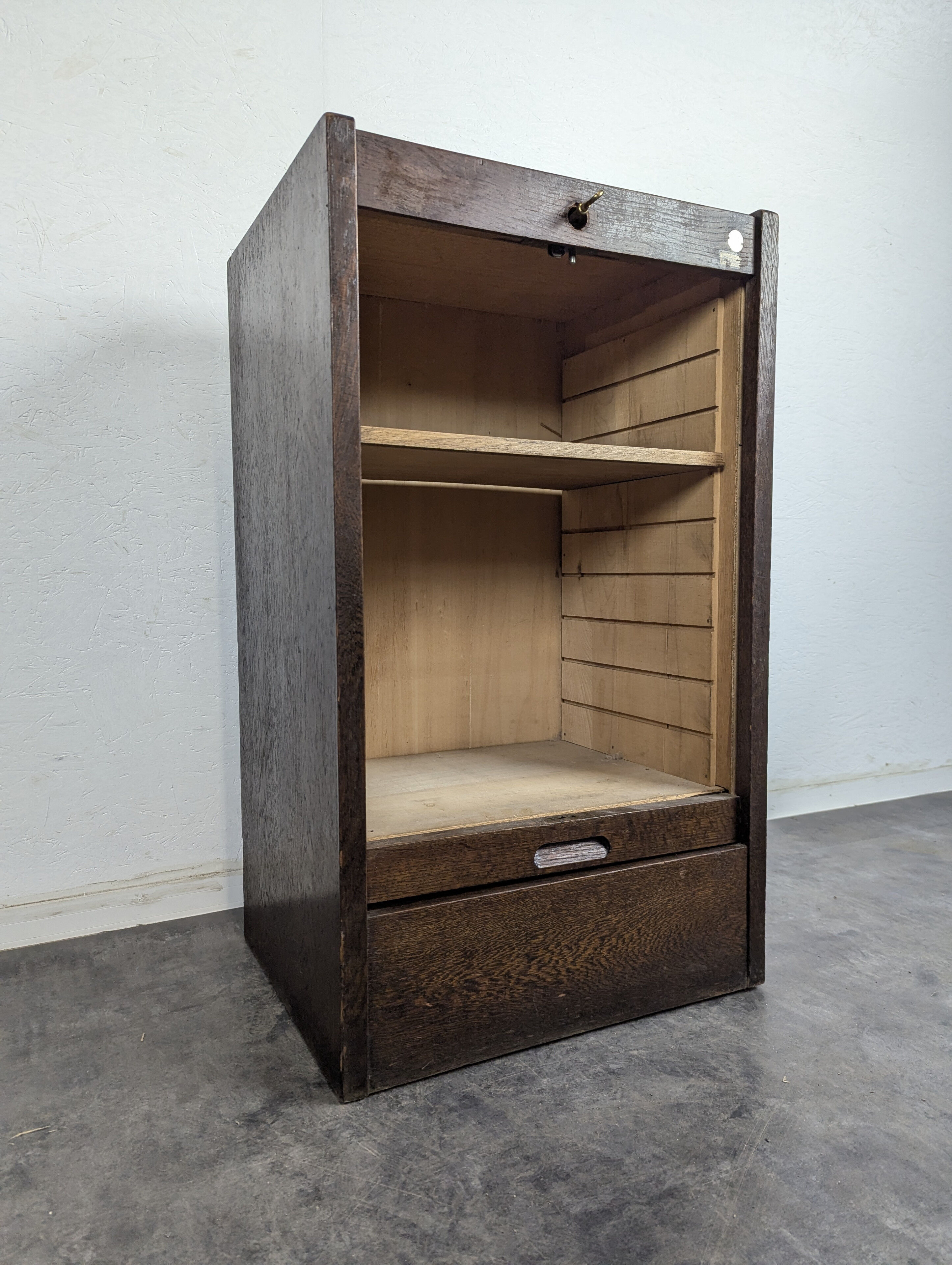 Filing cabinet or roller shutter cabinet