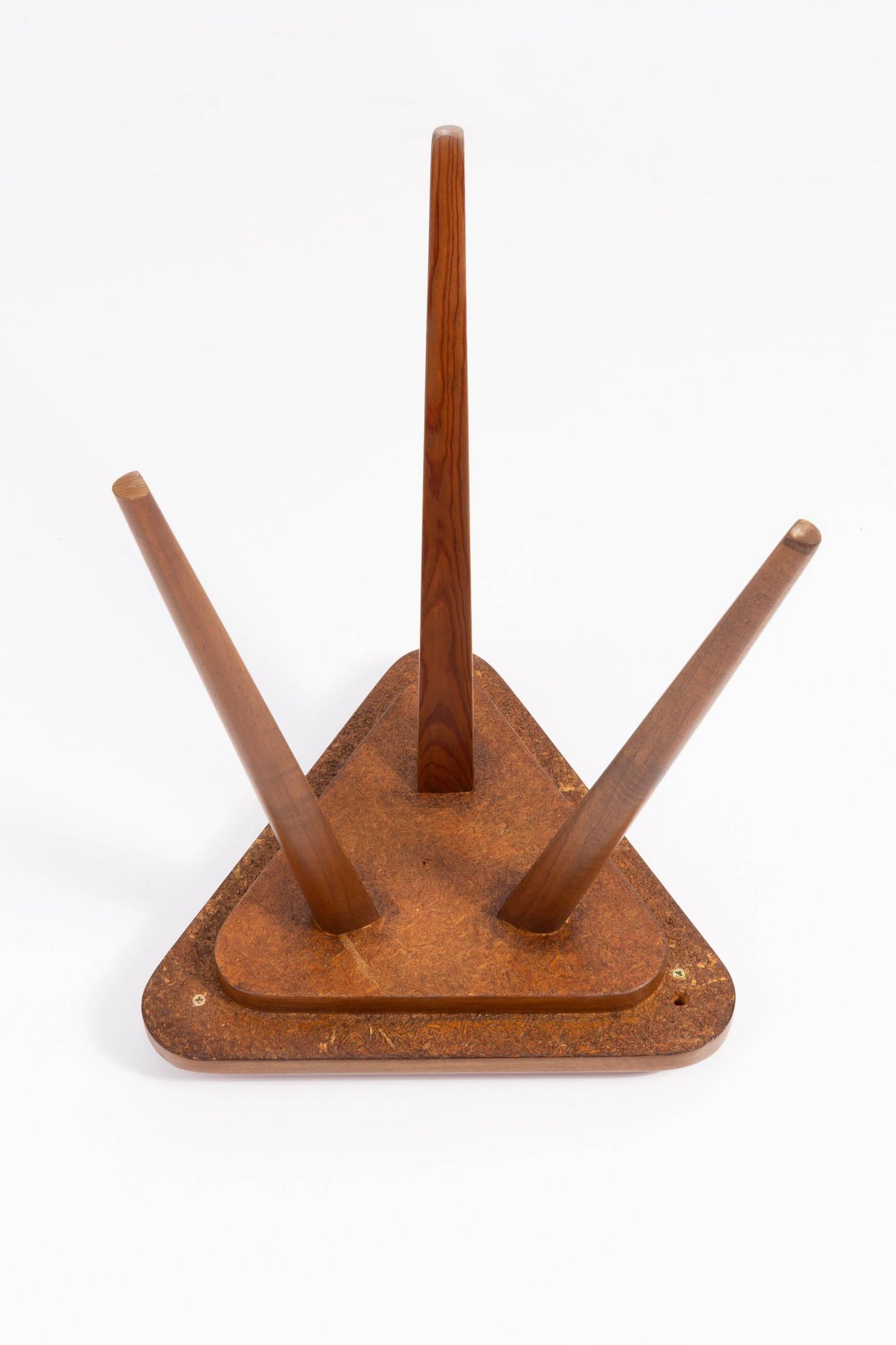 Ensemble de deux tabourets triangulaires en velours blanc, Europe, 1960s