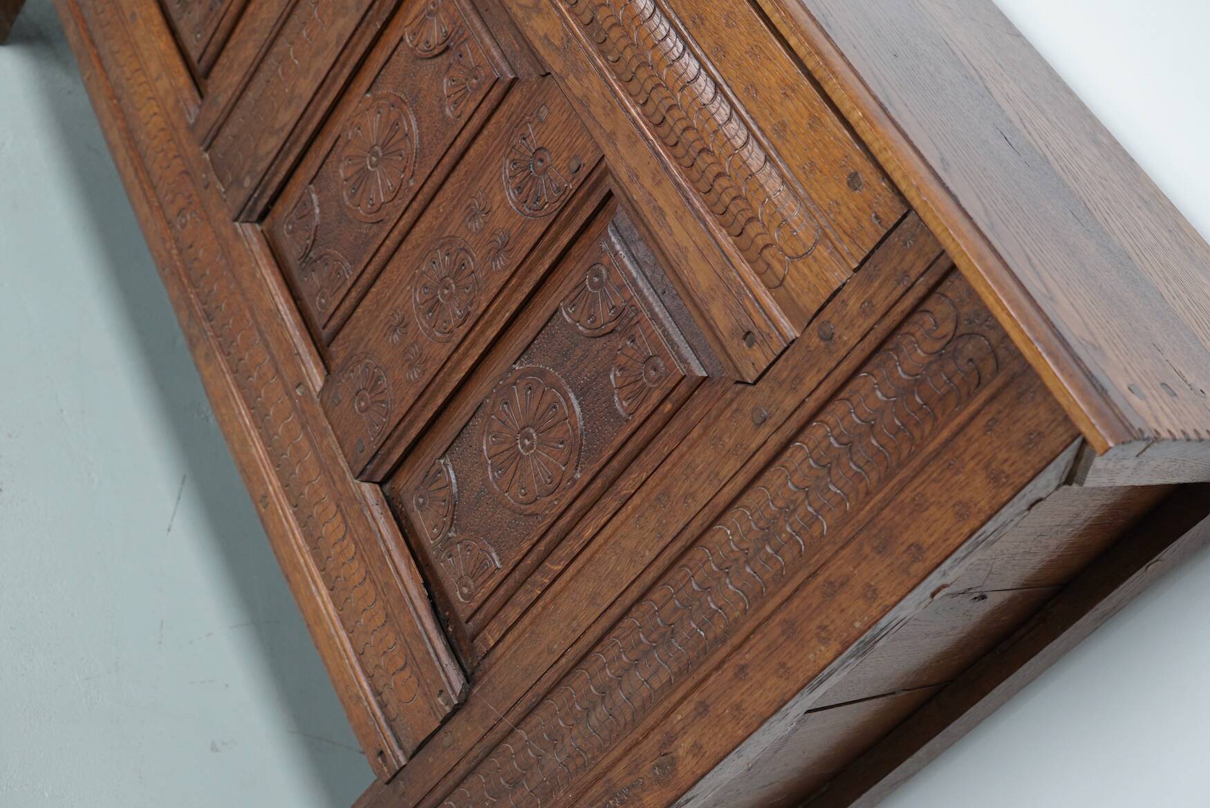 Commode / table d'appoint en chêne sculpté hollandais du milieu du XVIIIe siècle