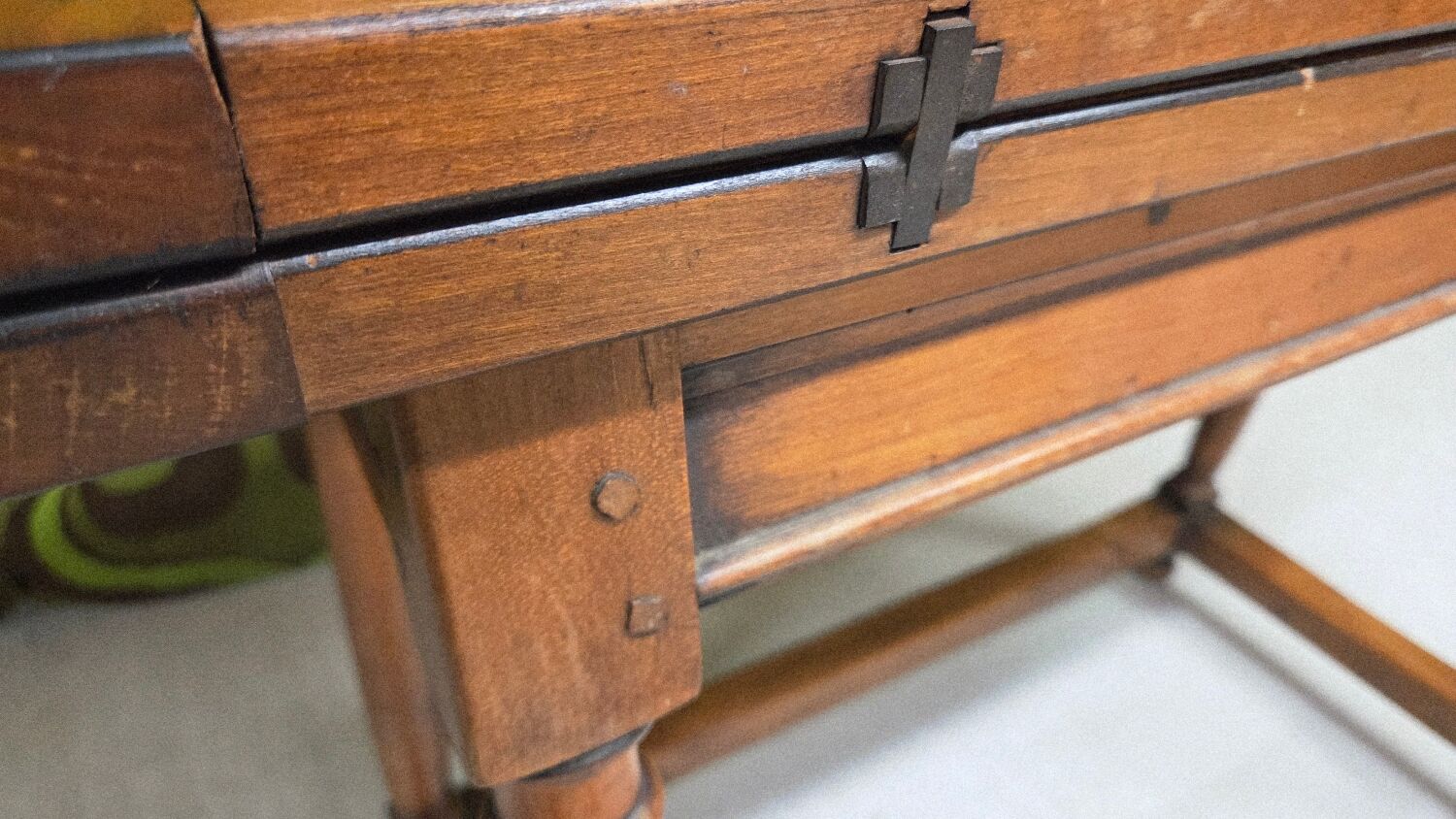 Console table in walnut, 20th century.
