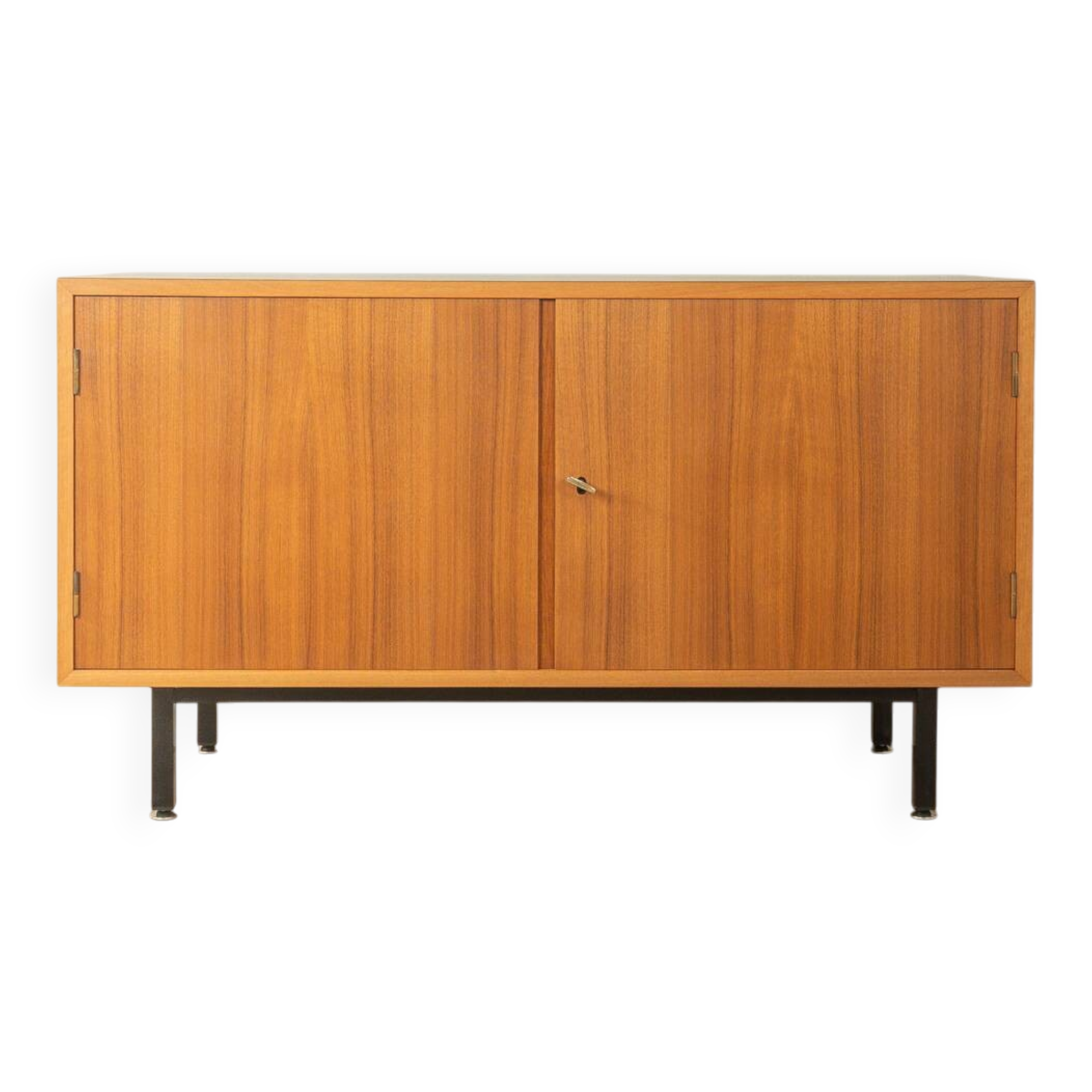 Buffet des années 1960, placage noyer, pieds en acier noir