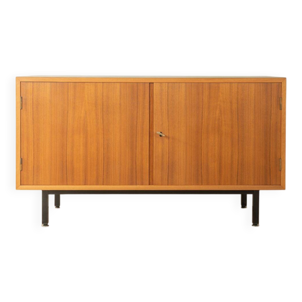 Buffet des années 1960, placage noyer, pieds en acier noir