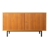Buffet des années 1960, placage noyer, pieds en acier noir