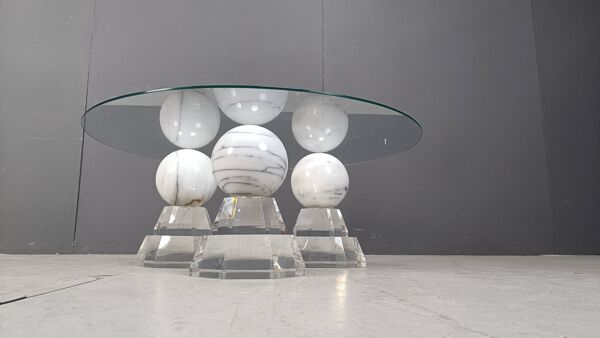 Table basse en marbre en forme de sphère par Roche Bobois, années 1980.
