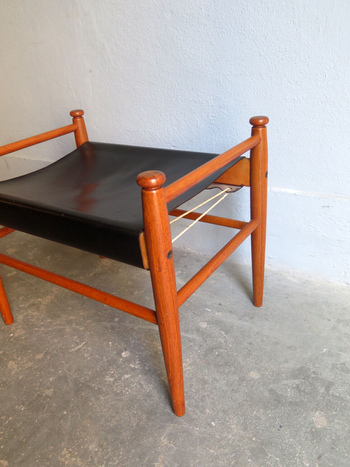 Repose-pied en teck et cuir années, Denmark, 1950