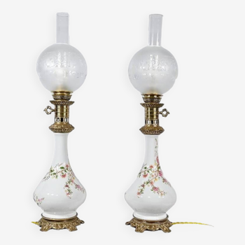 Paire de lampes à pétrole en faïence électrifiée, style Napoléon III, milieu XXème
