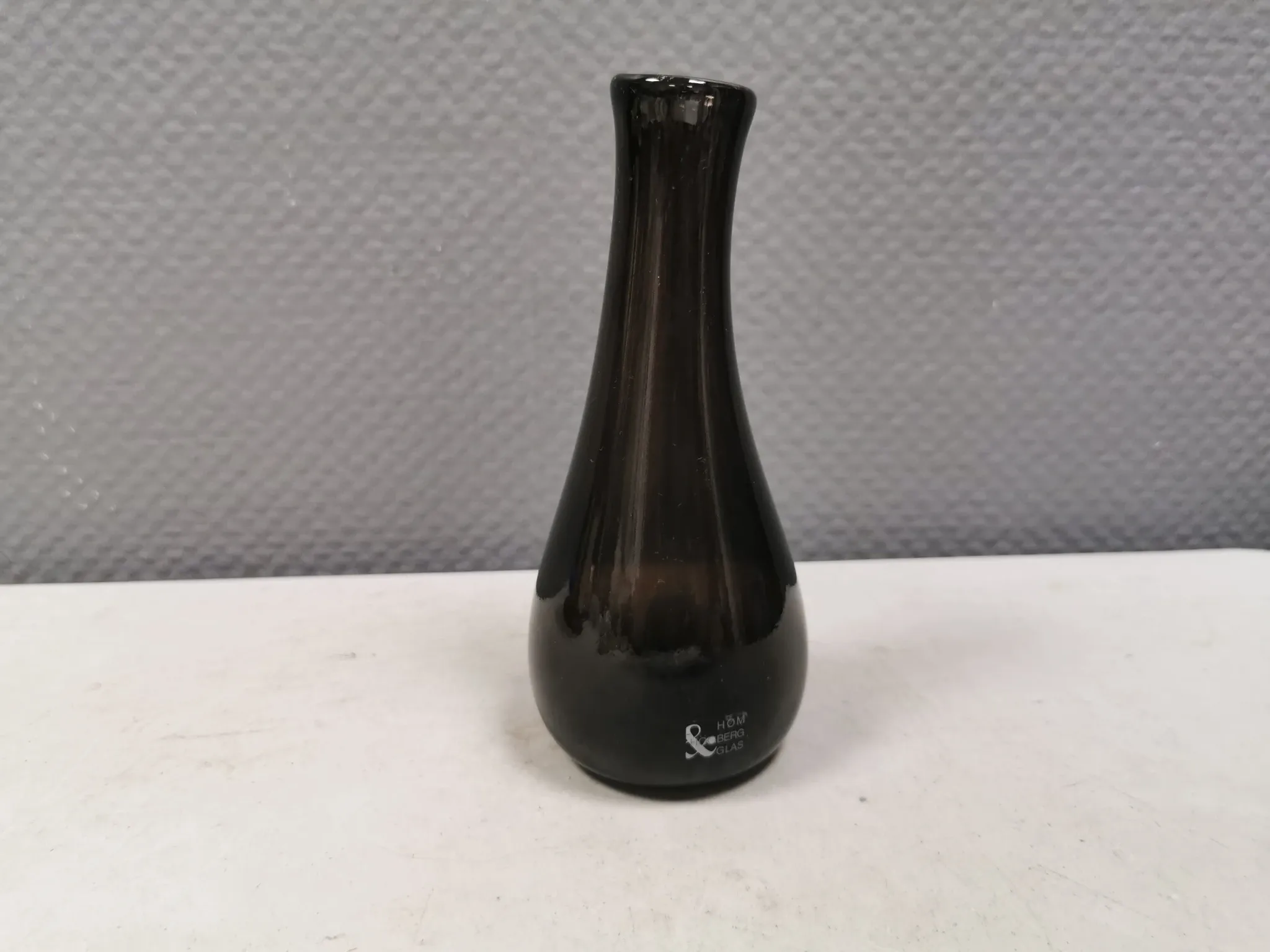 A unique vase in hand-blown glass with a hint of purple in the colour.