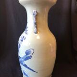 Vase balustre en porcelaine blanc bleu sous couverte céladon XIXe 42,8 cm