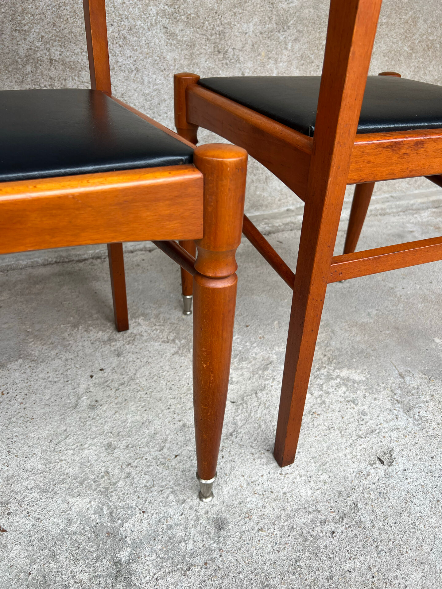 2 chaises vintage en bois et skaï