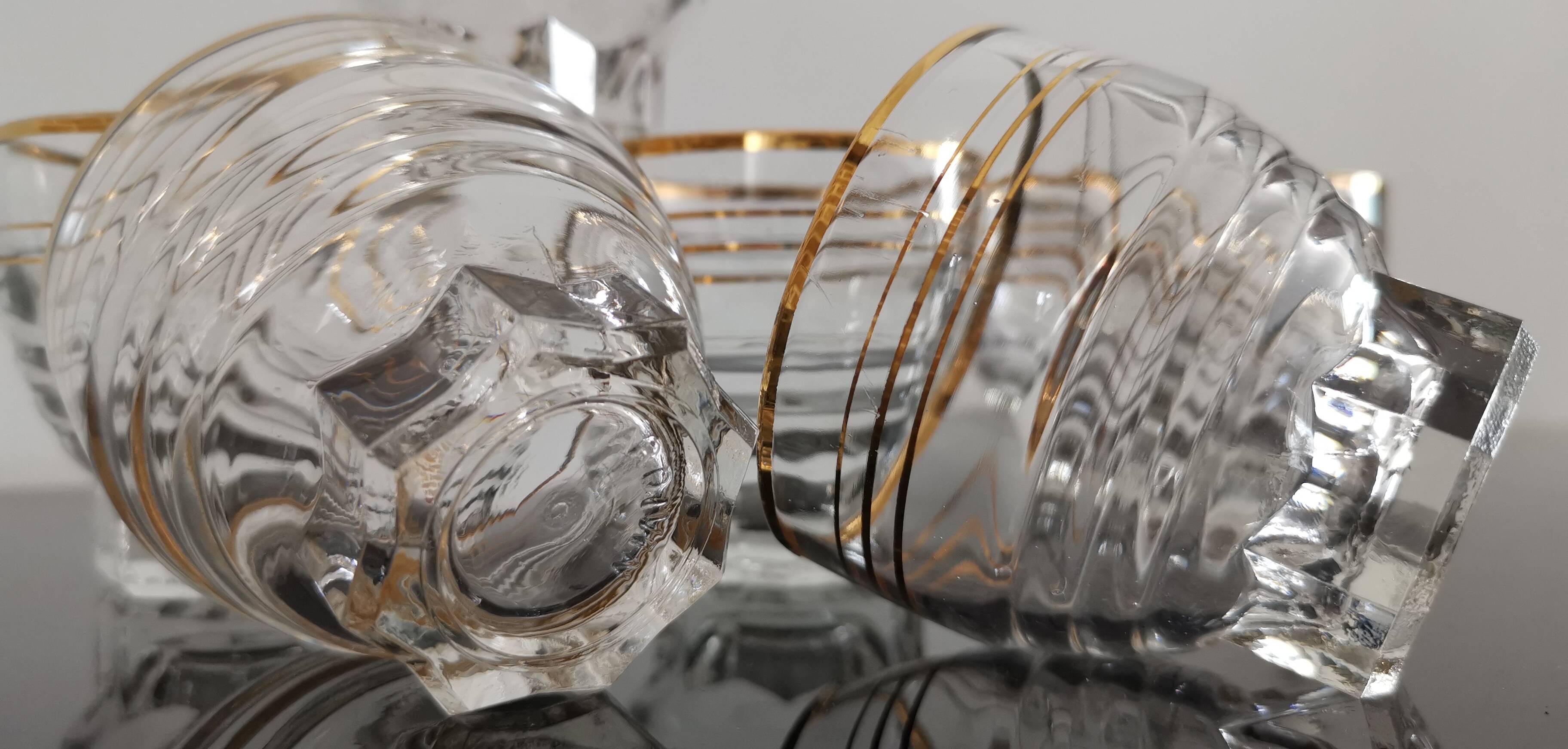 6 transparent glass cups with gold edging