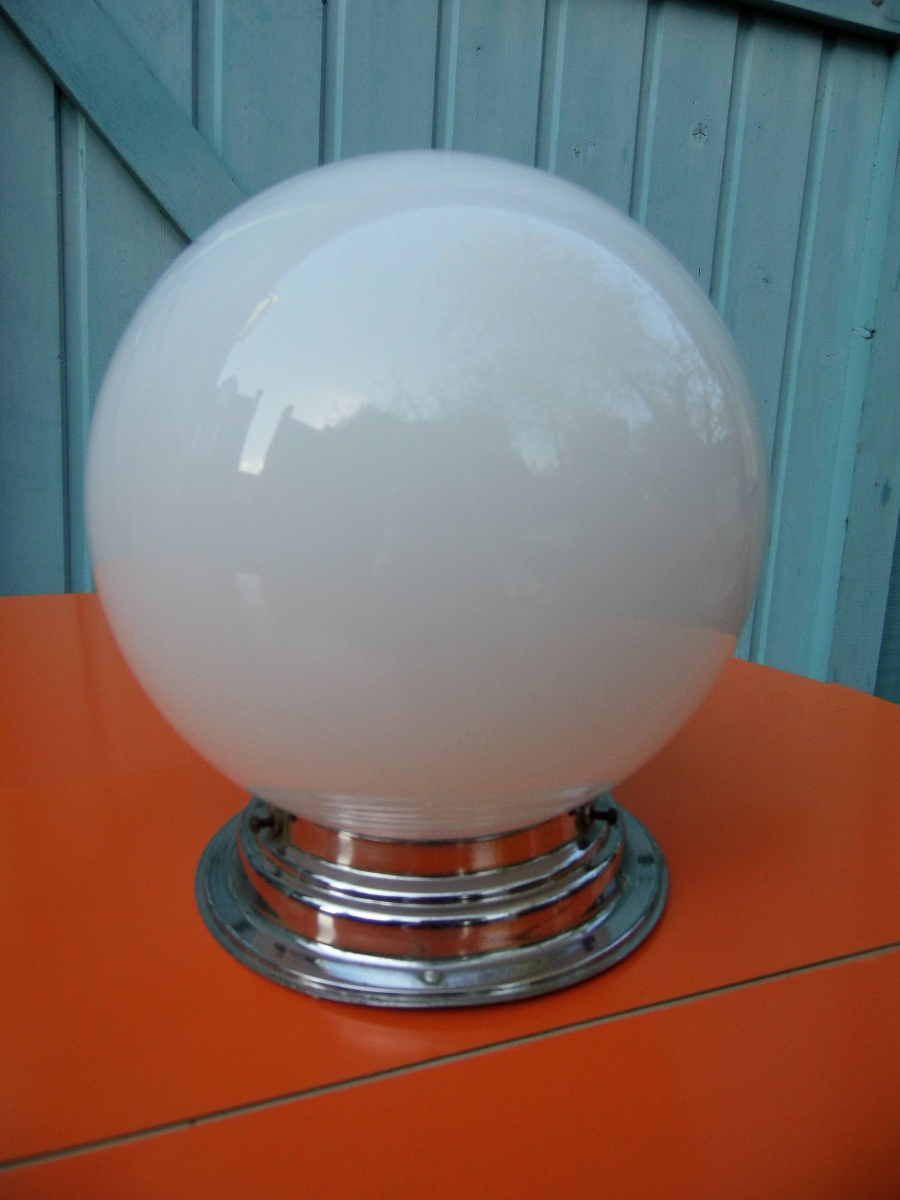 White opal globe, luminaire 30/40s