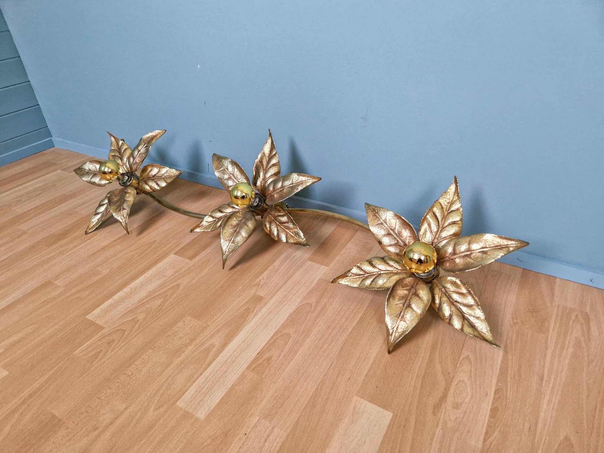 Grande applique murale florale en laiton et métal doré, Willy Daro, 1970