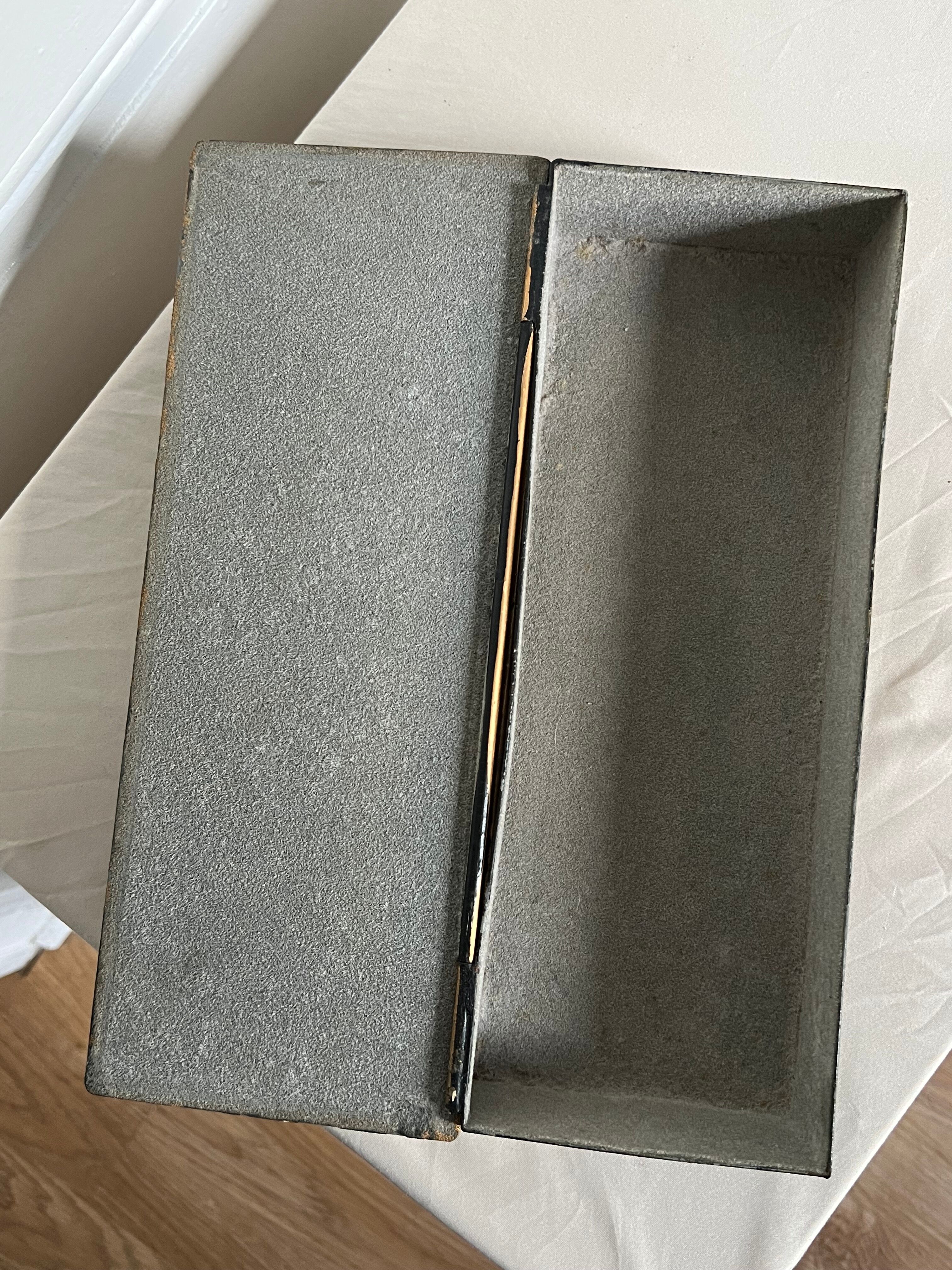 Boite à bijoux noir avec fleurs intérieur tissu gris