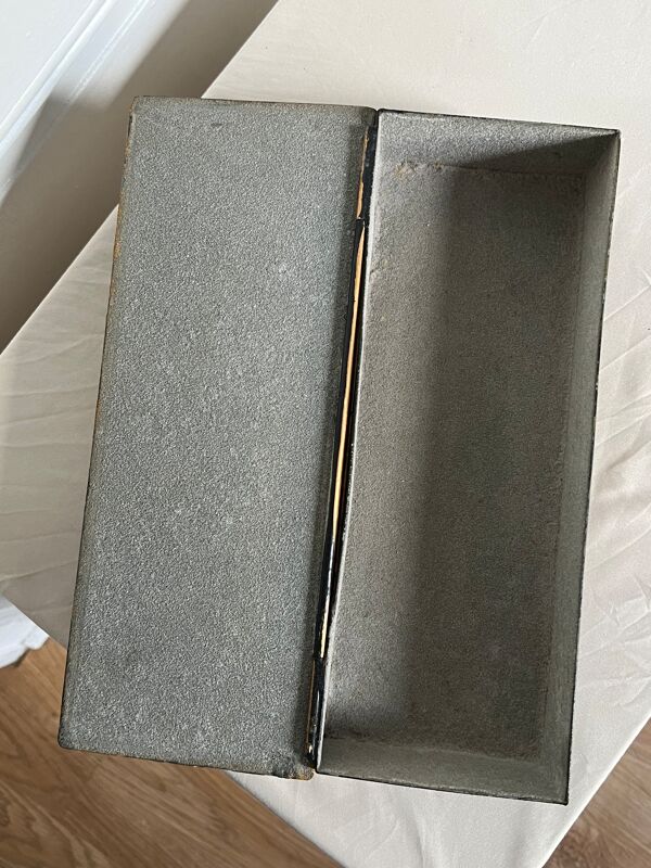 Boite à bijoux noir avec fleurs intérieur tissu gris