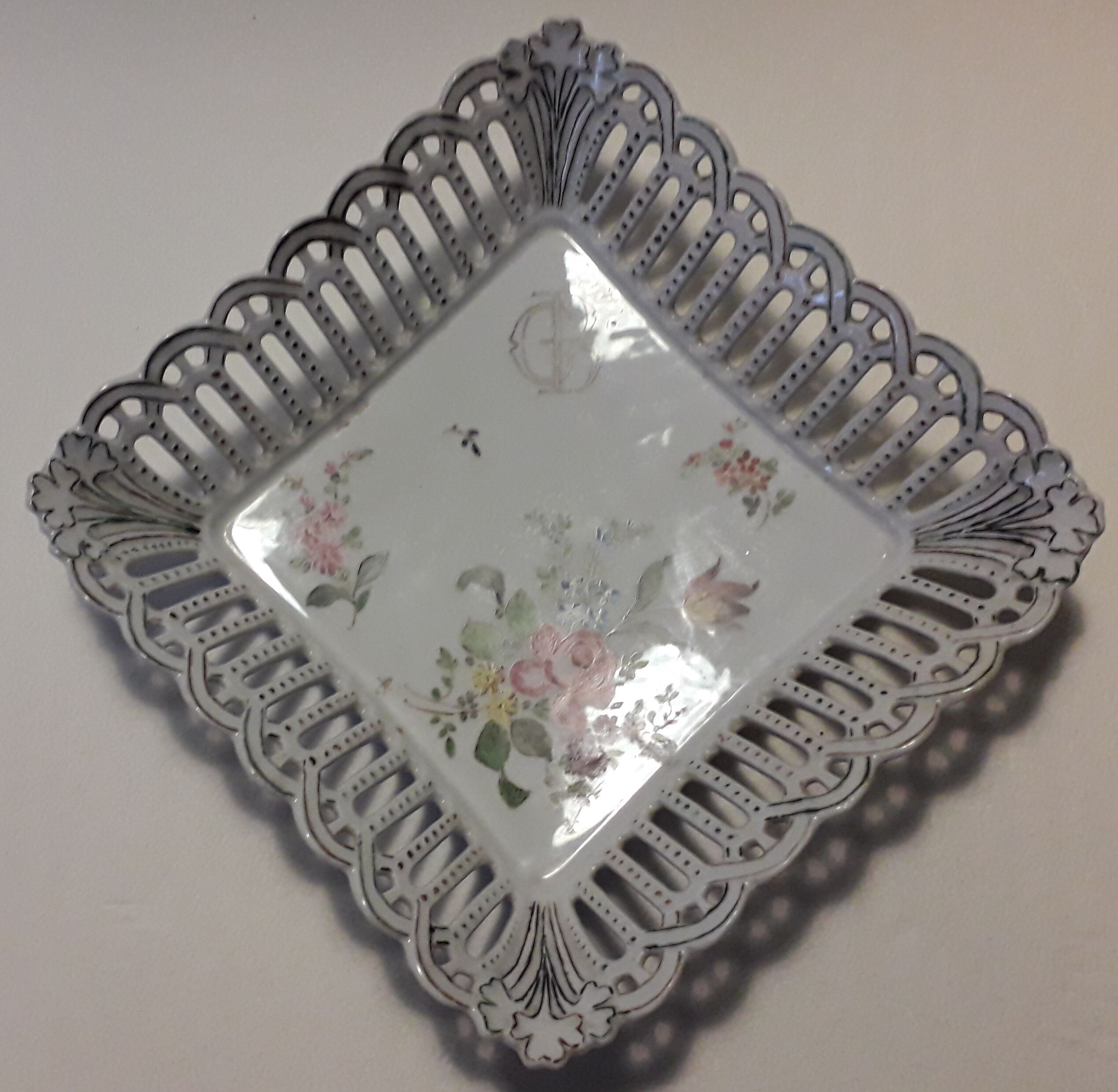 Fine porcelain fruit cup dish