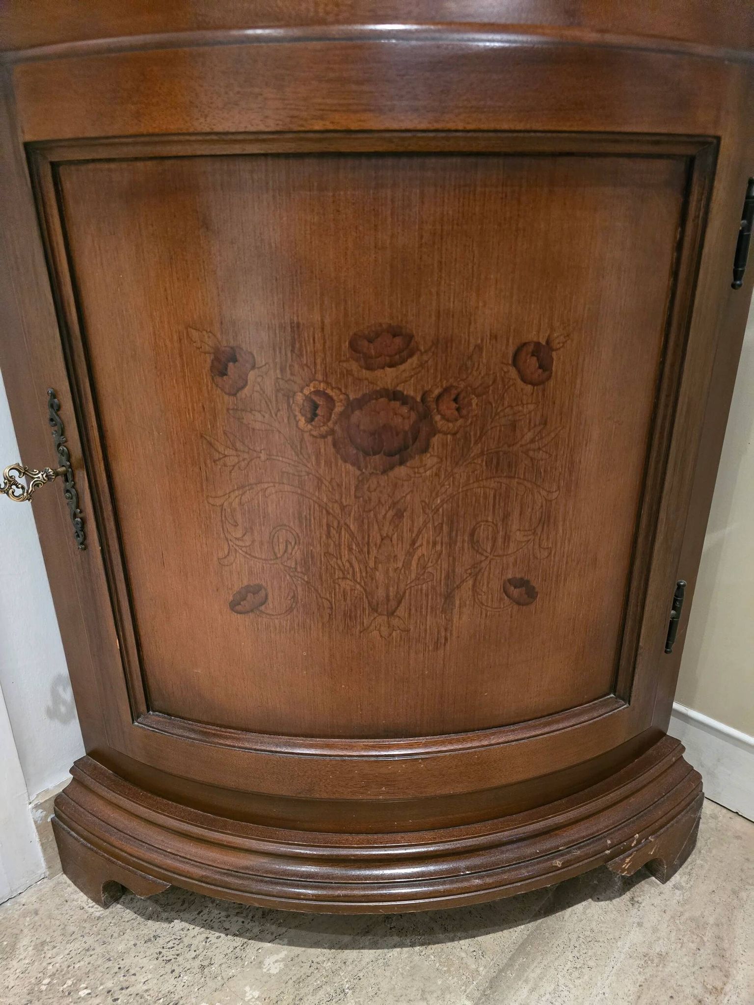 Vitrine d’encoignure ancienne en bois marqueté — Travail début XXe
