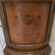 Vitrine d’encoignure ancienne en bois marqueté — Travail début XXe