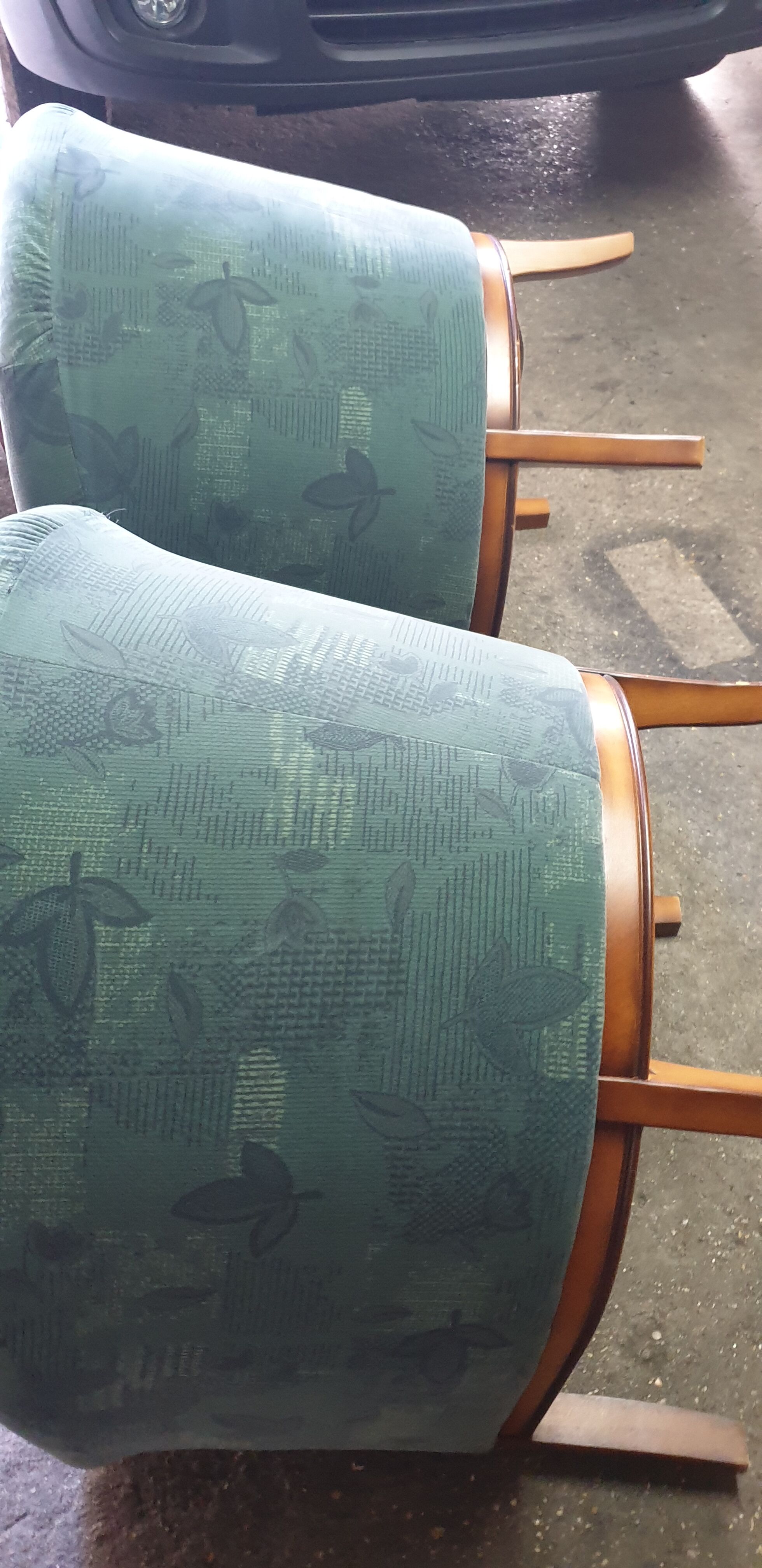 Club armchairs plus footrest