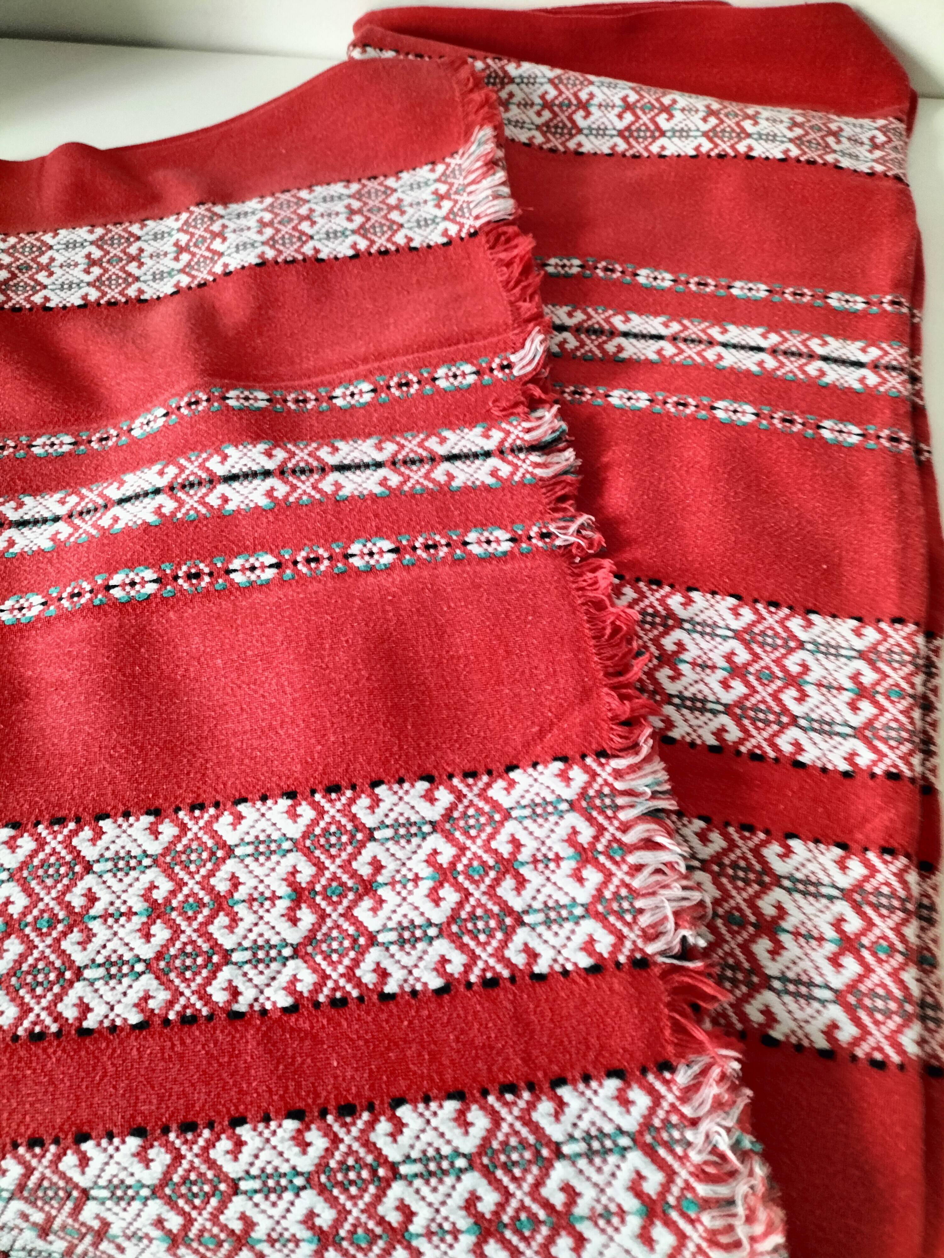 Tablecloth and 12 vintage cotton Basque-style napkins.