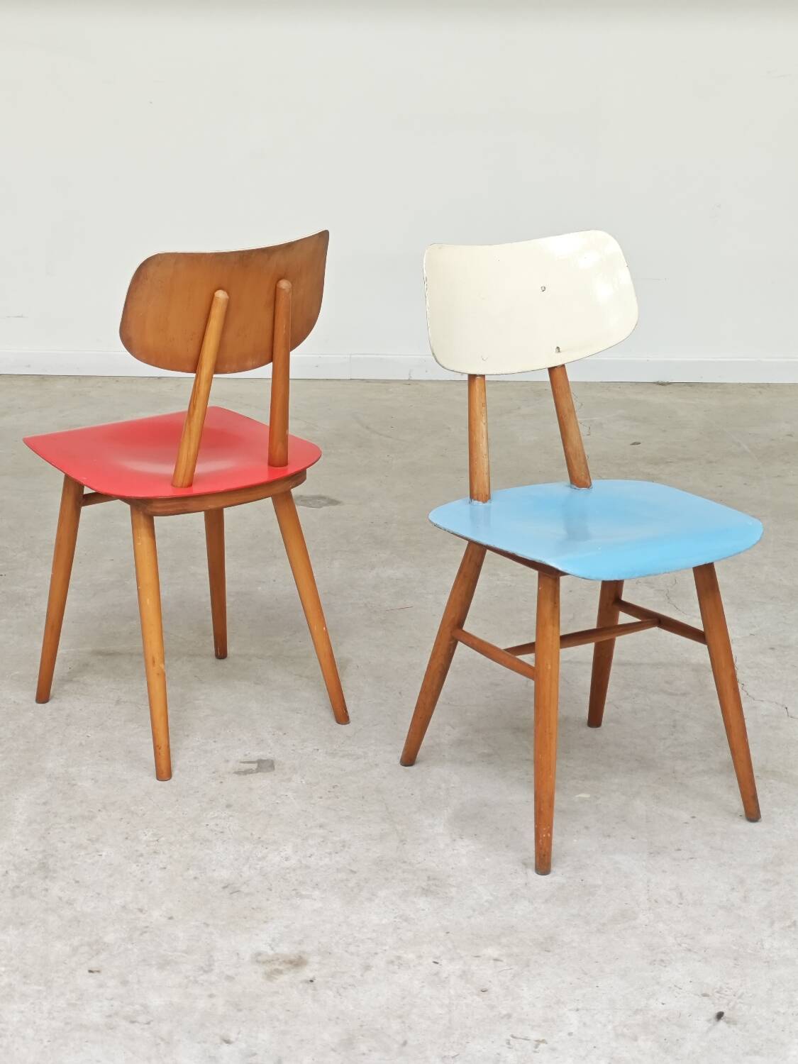 Paire de chaises bois TON Bystrice Thonet rouge et bleu