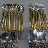 Ménagère en métal argenté et doré 104 couverts