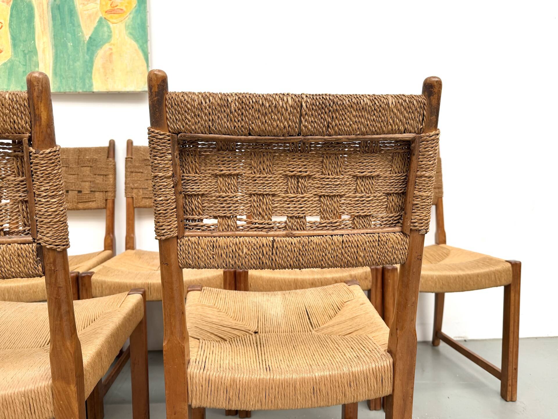 Série de dix chaises en orme massif tressées main, France circa 1965