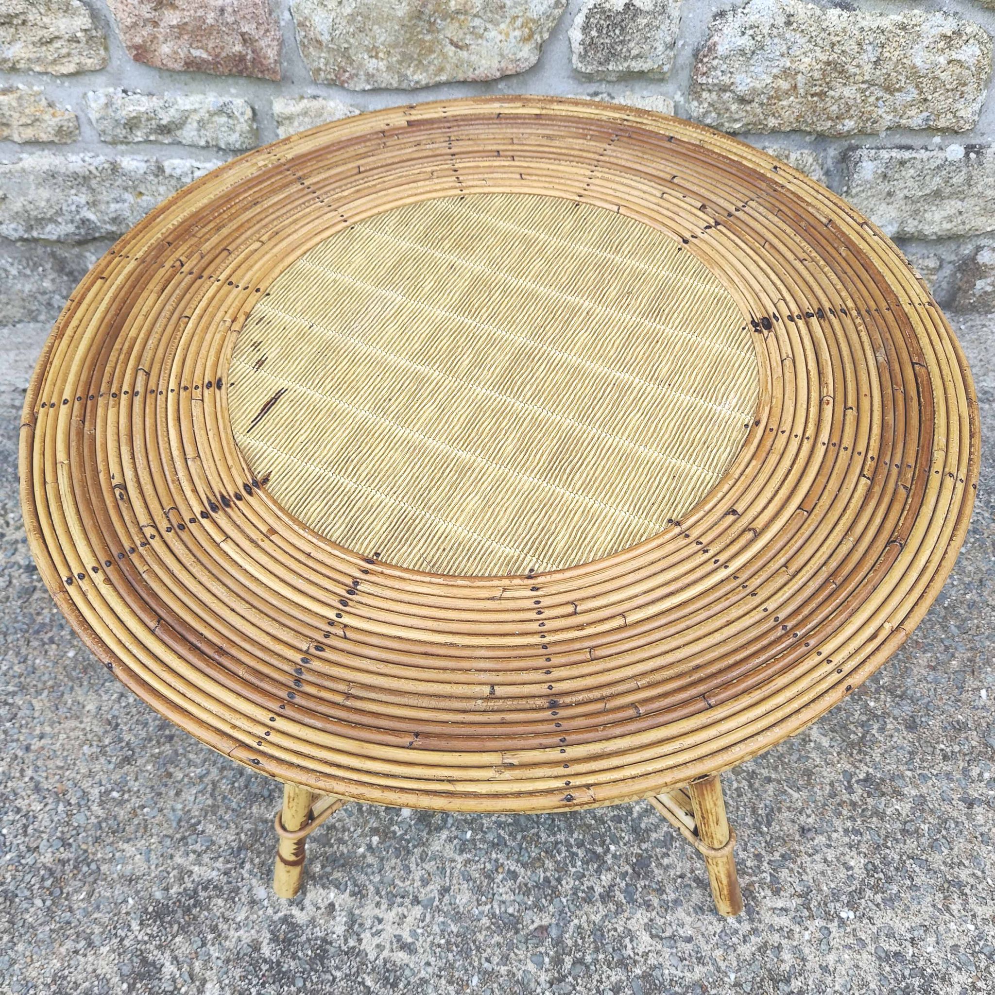 Table basse ronde vintage rotin et vinyle façon paille tressée