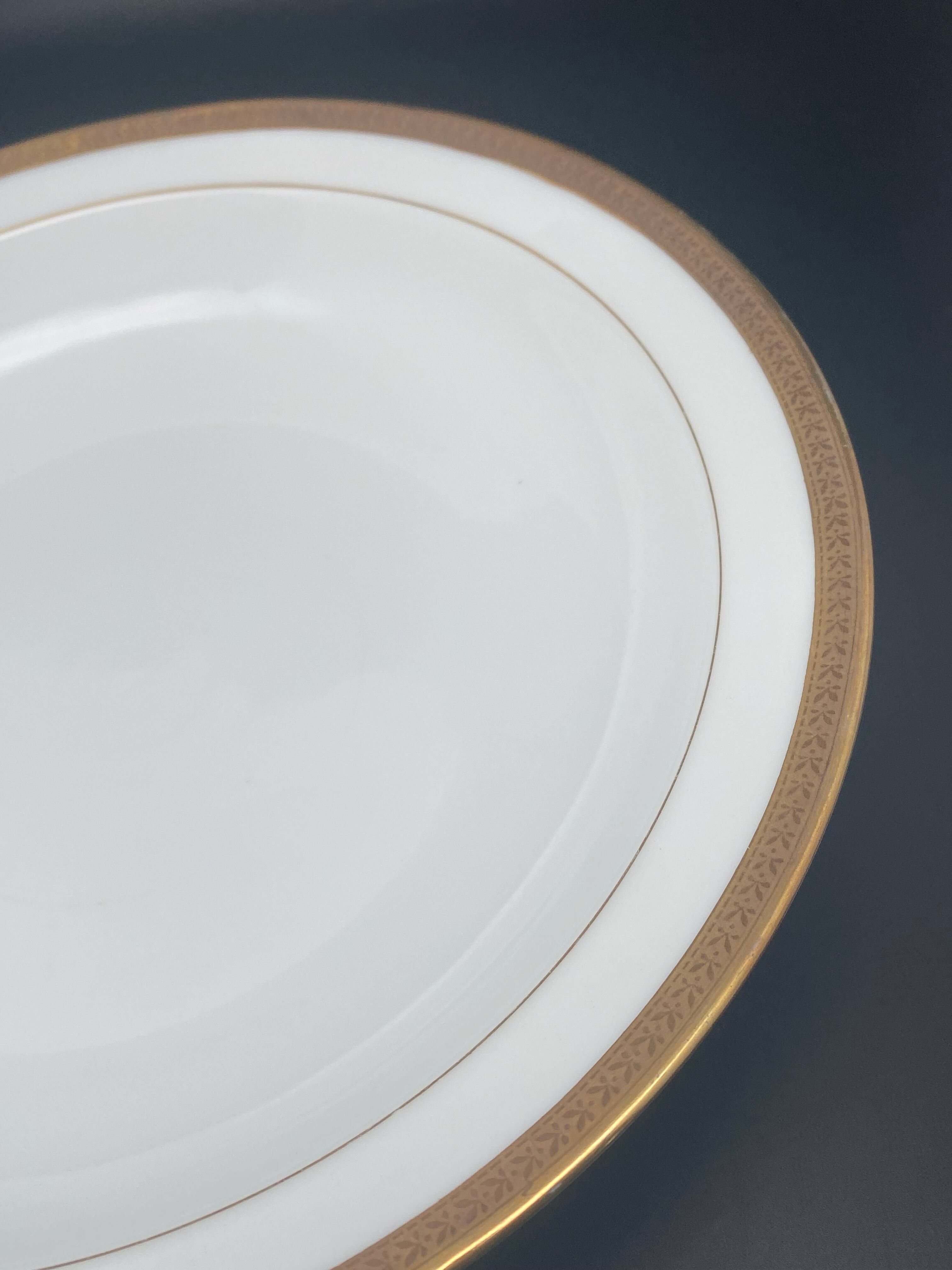Hollow round flat limoges and gilding