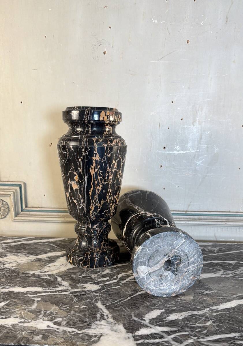 Paire de vases en marbre Portor, vers 1920