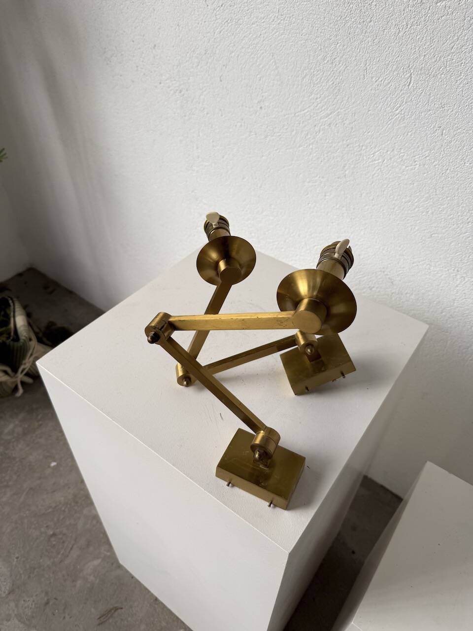 Pair of brass wall lights with articulated arms from the 70s