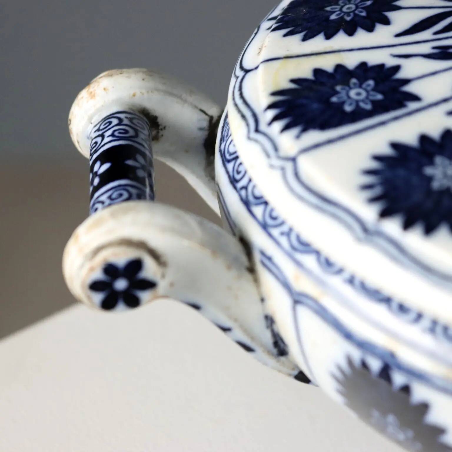 Antique vegetable dish in porcelain, Minton factory, England 1800s.