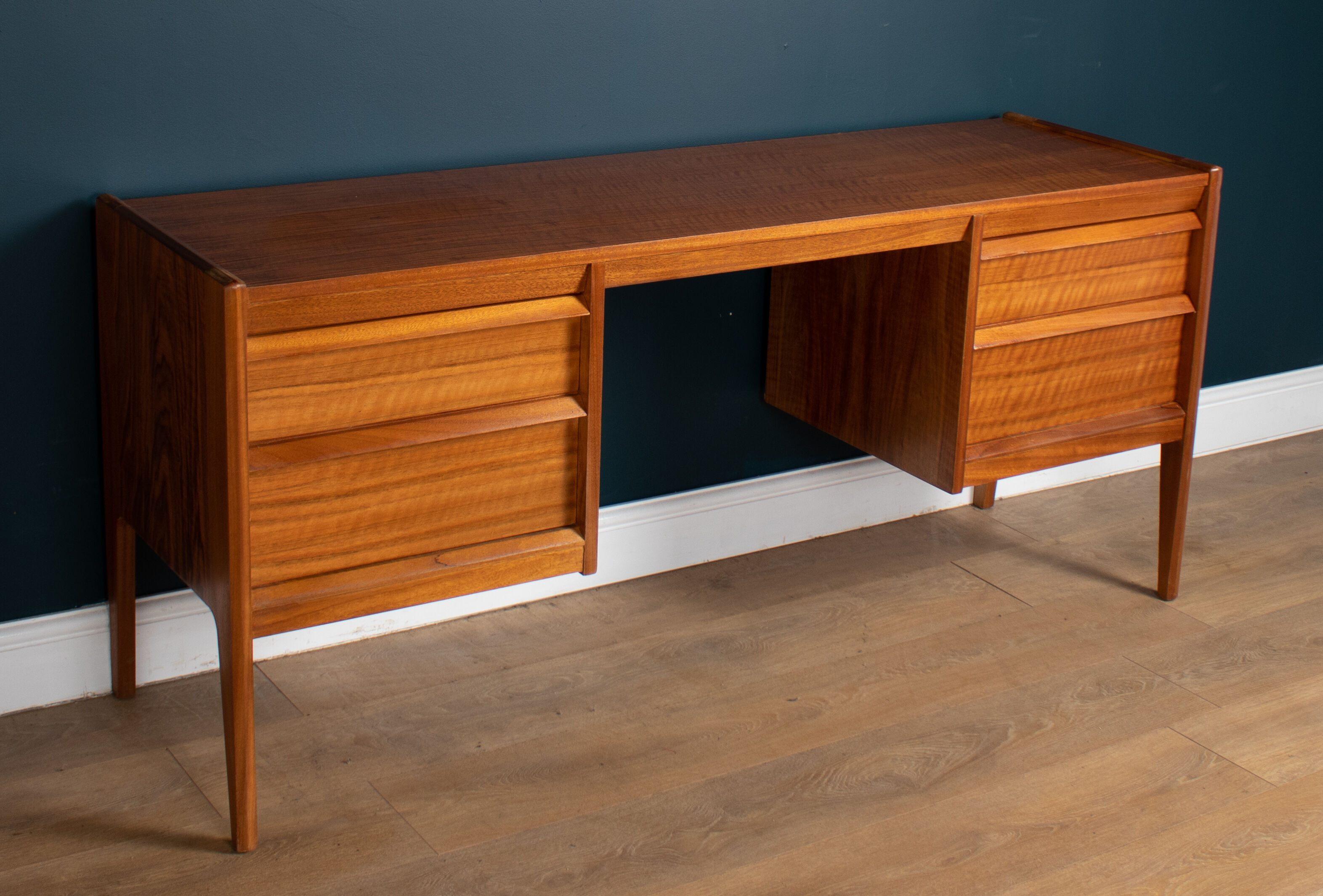 Commode de bureau rétro en noyer et palissandre par John Herbert