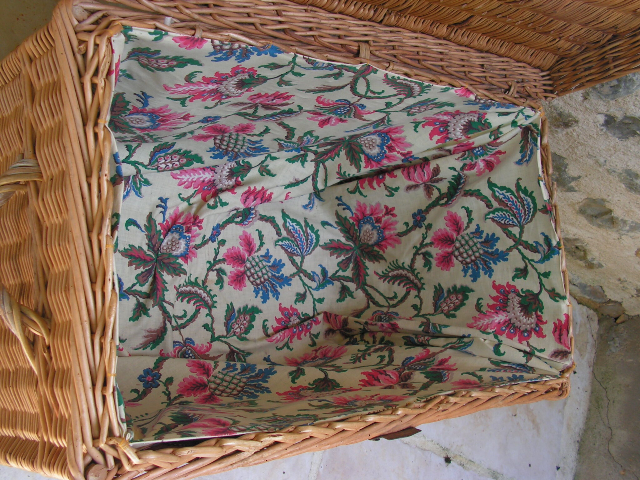 Wicker rattan trunk lined