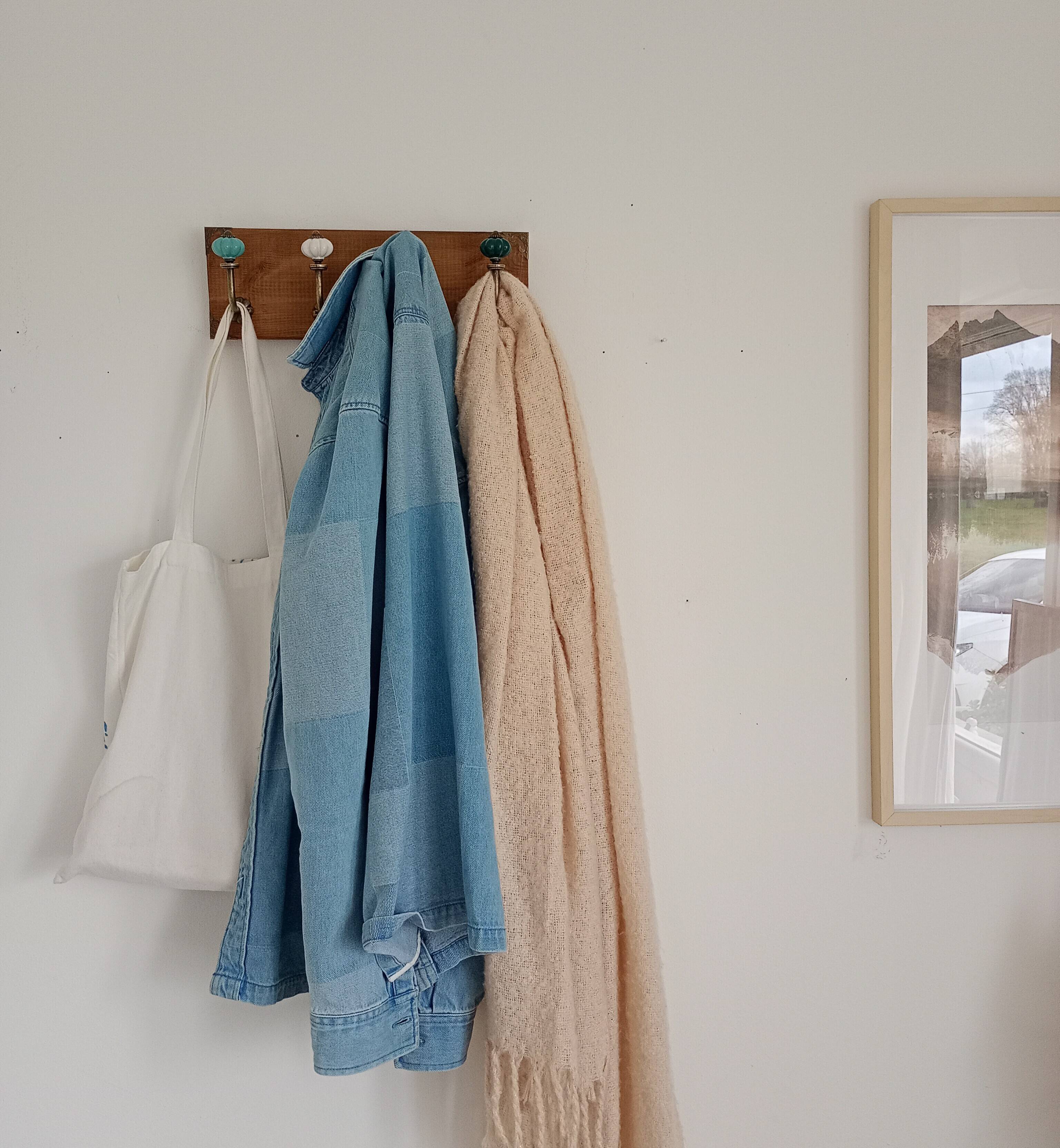 Porte-manteau mural STYLE vintage – patères métal et boutons turquoises