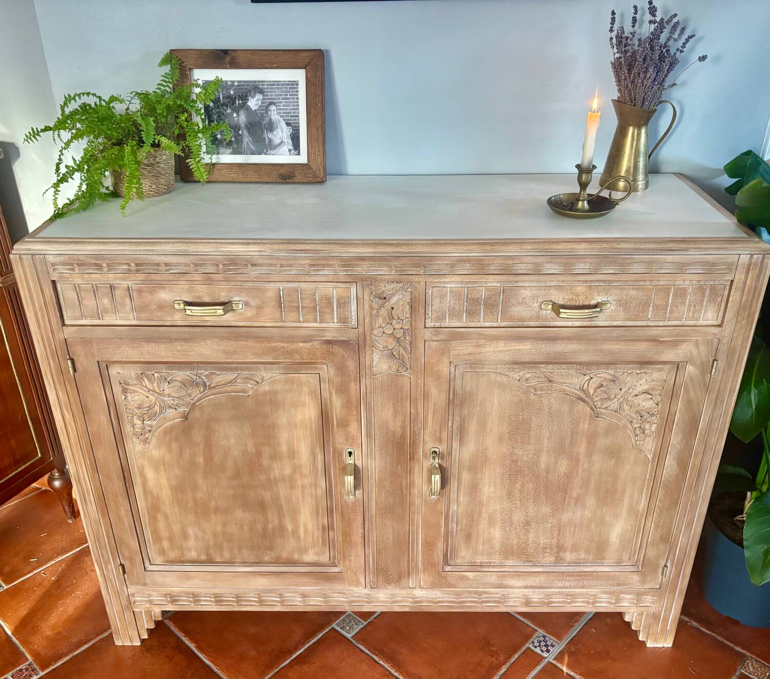 Buffet Art Déco des années 40 en bois massif blanchi – restaurer