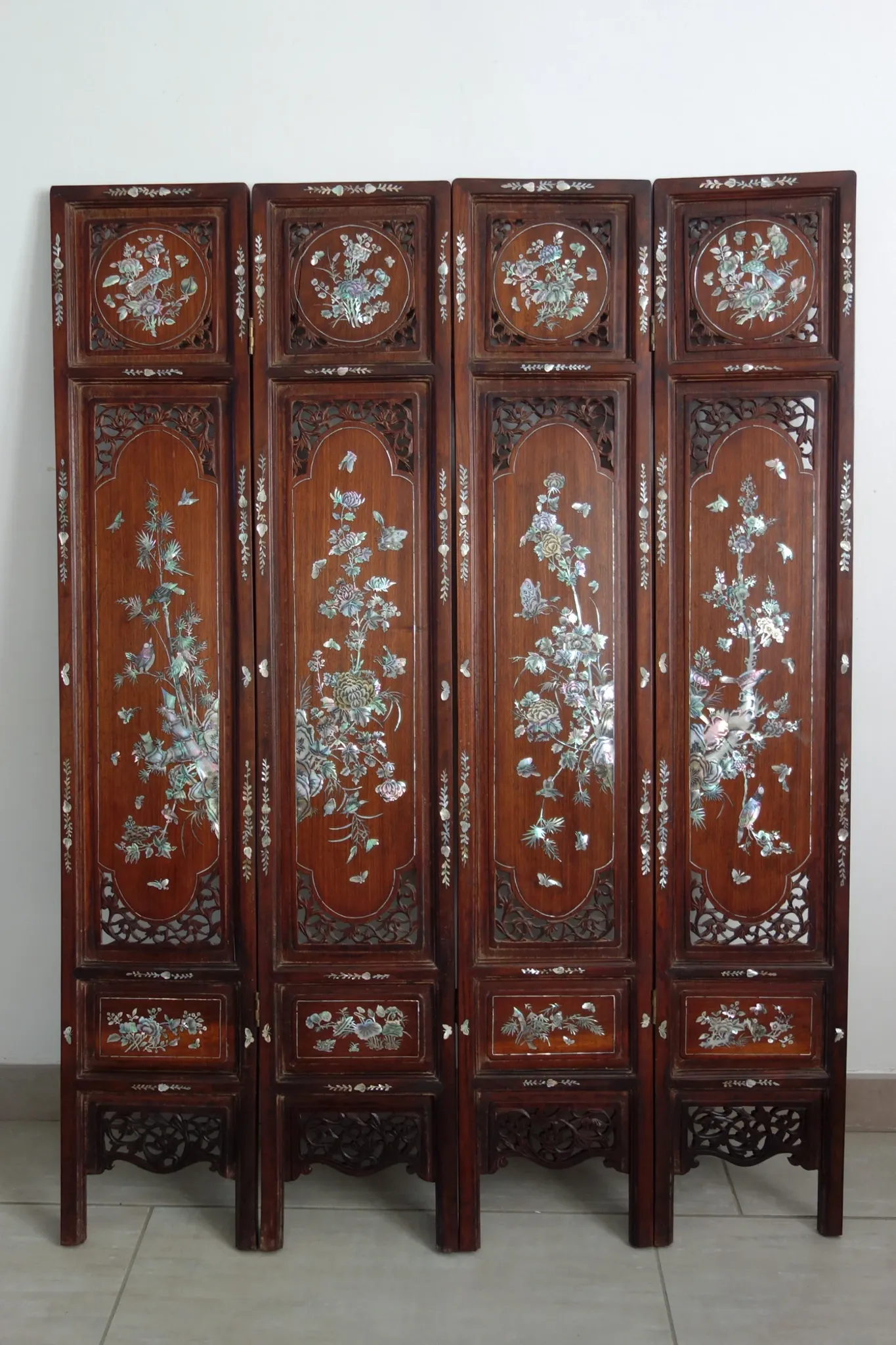 Asian screen in carved wood and mother-of-pearl marquetry.