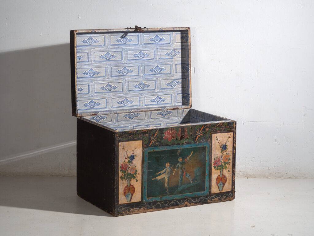 Coffre chinois ancien peint en bois de pin – Chine, circa 1900
