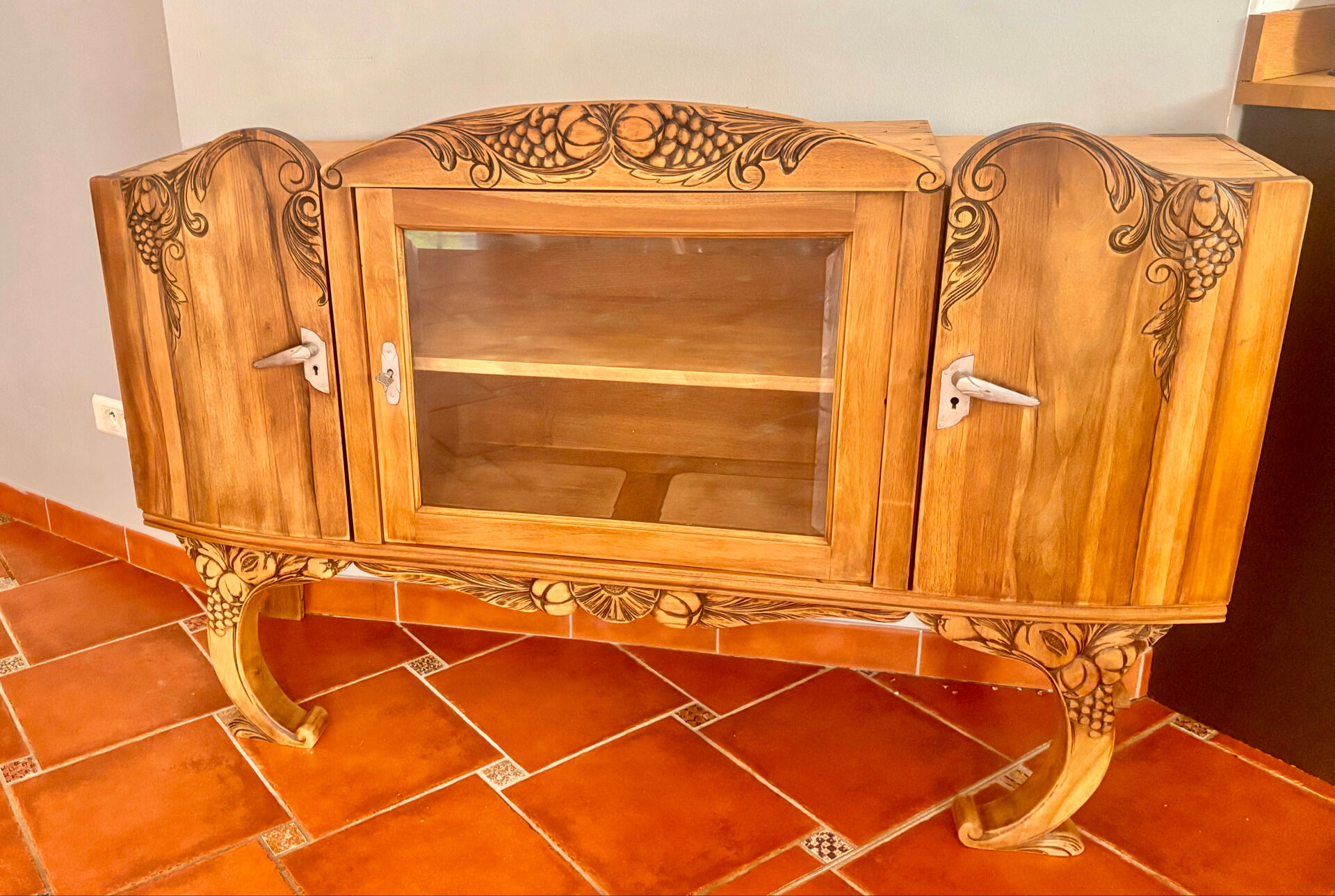 Buffet Art Nouveau restauré avec vitrine