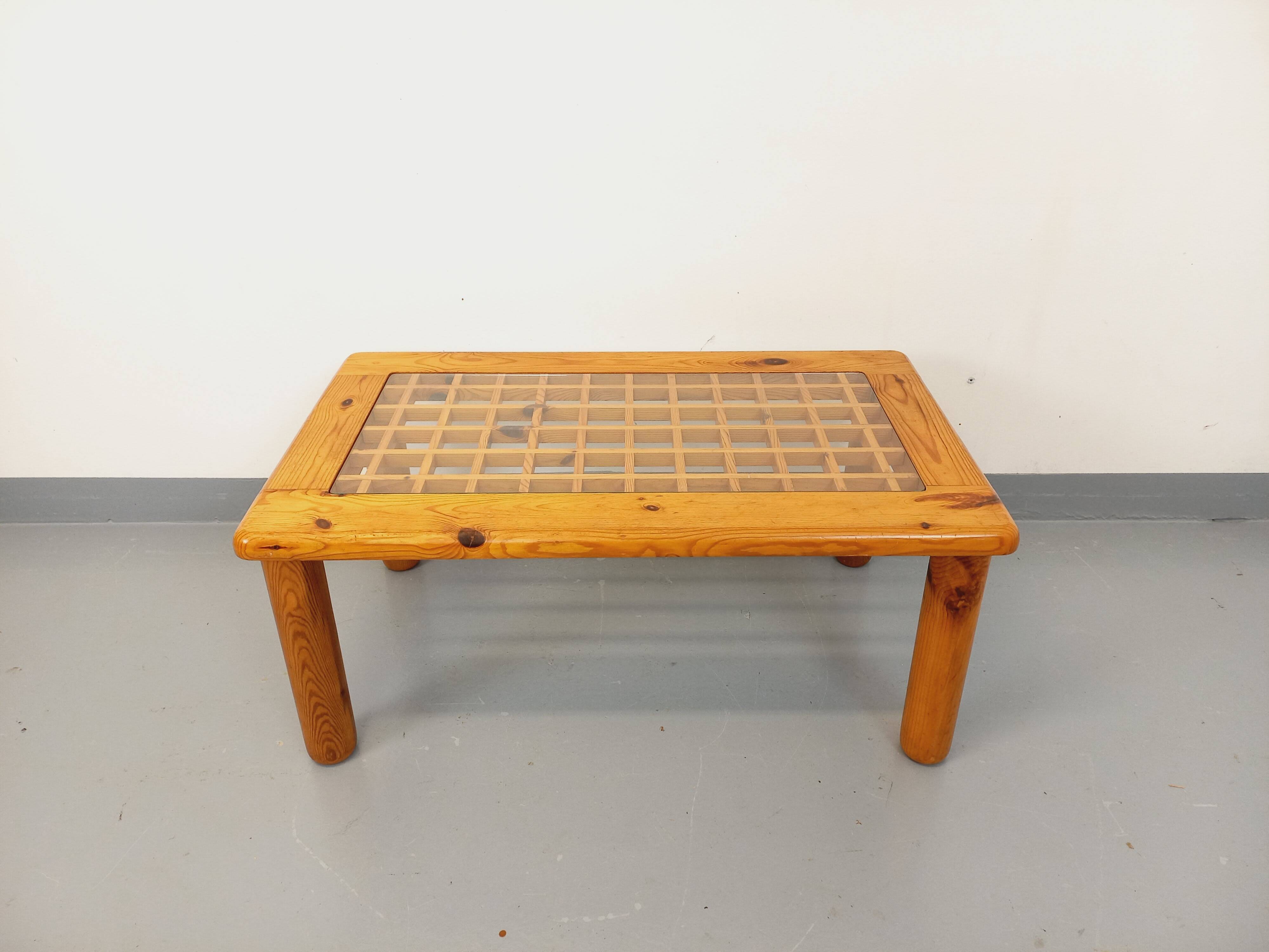 Vintage modernist coffee table in pine and glass from the 70s and 80s.