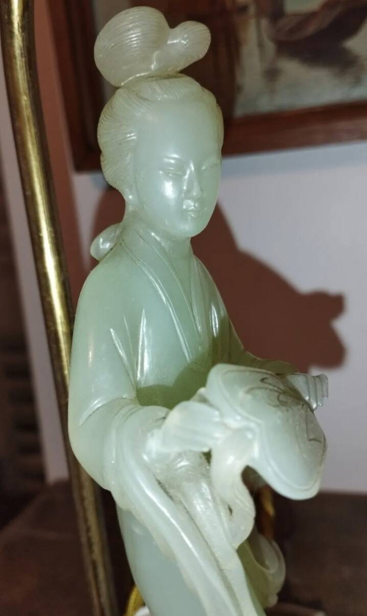 Sculpture chinoise en pierre montée en lampe.