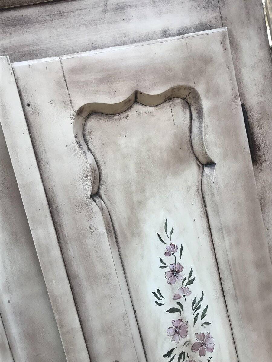 Armoire double avec motif floral peint à la main