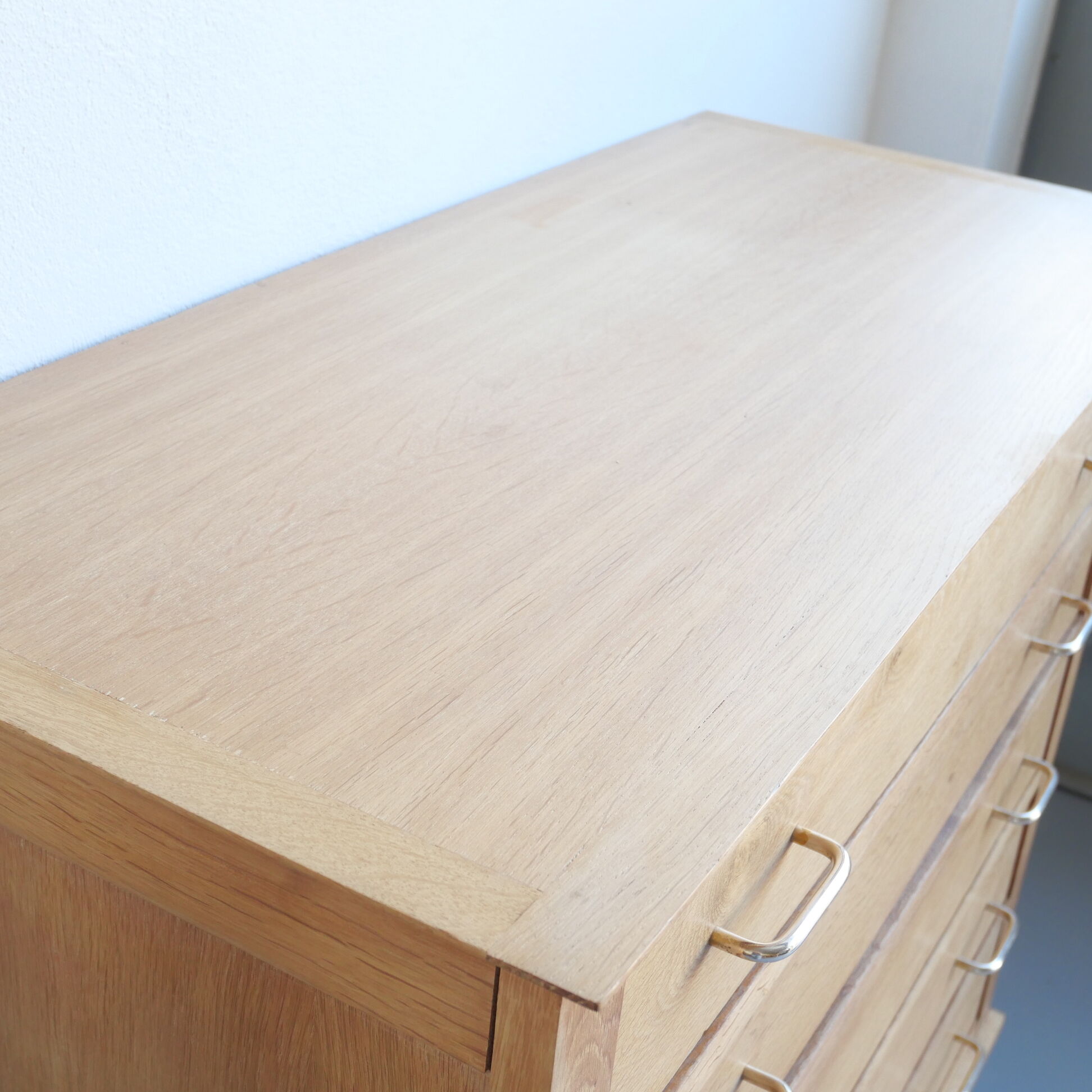 Oak chest of drawers