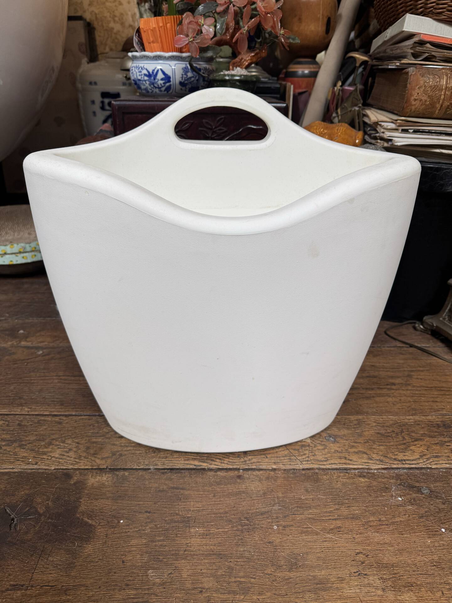 Design magazine rack in milky white by Elie Jacobson