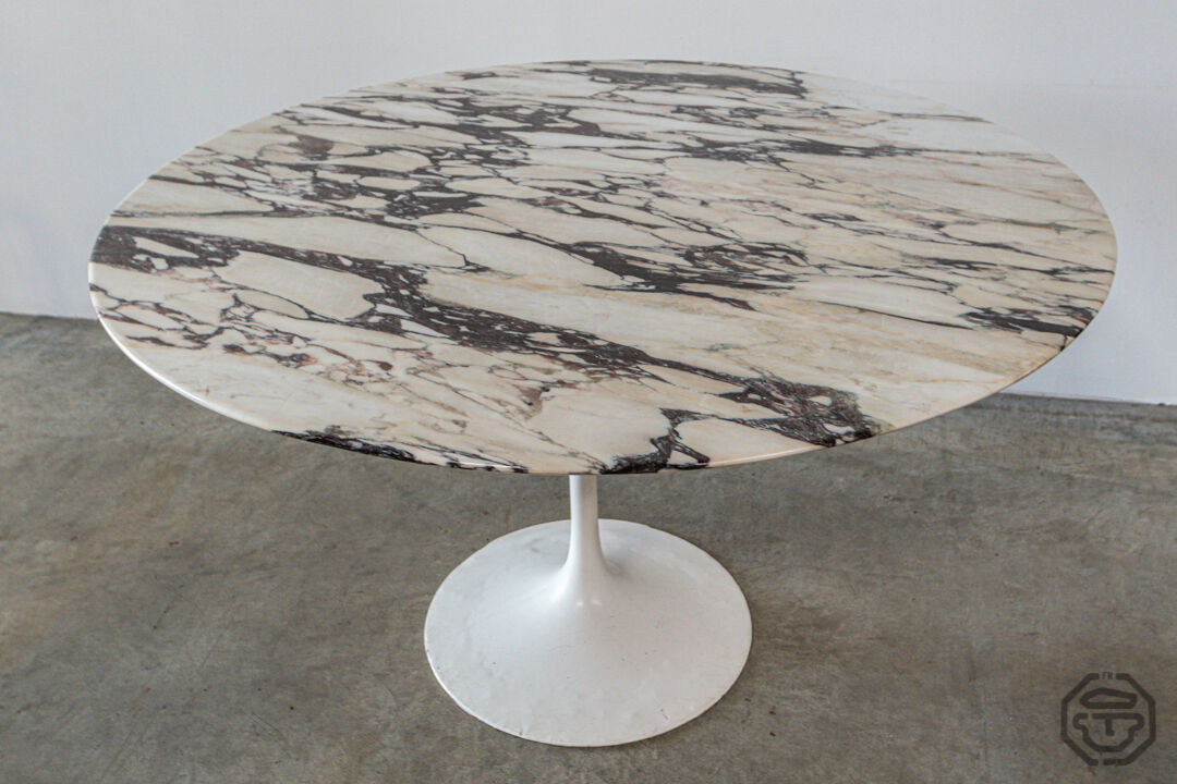 Eero Saarinen's Knoll tulip table