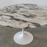 Eero Saarinen's Knoll tulip table